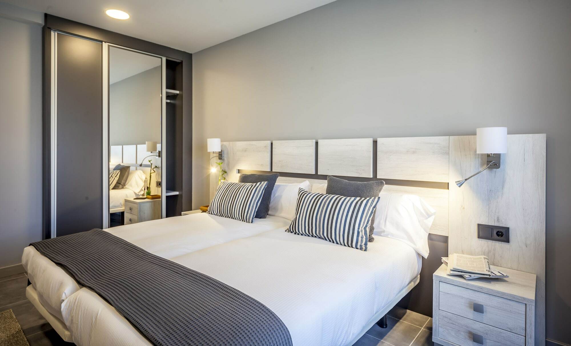 Apartahotel 5Dos5 Oviedo Dış mekan fotoğraf