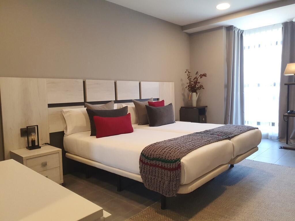 Apartahotel 5Dos5 Oviedo Dış mekan fotoğraf